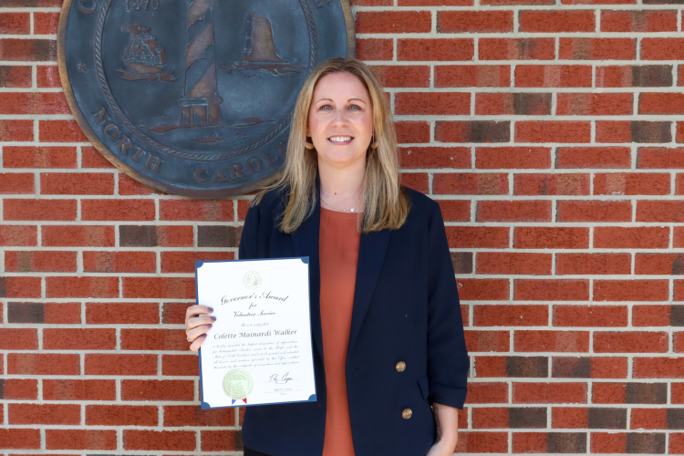 Image of Colette Mainardi Walker holding her certificate.